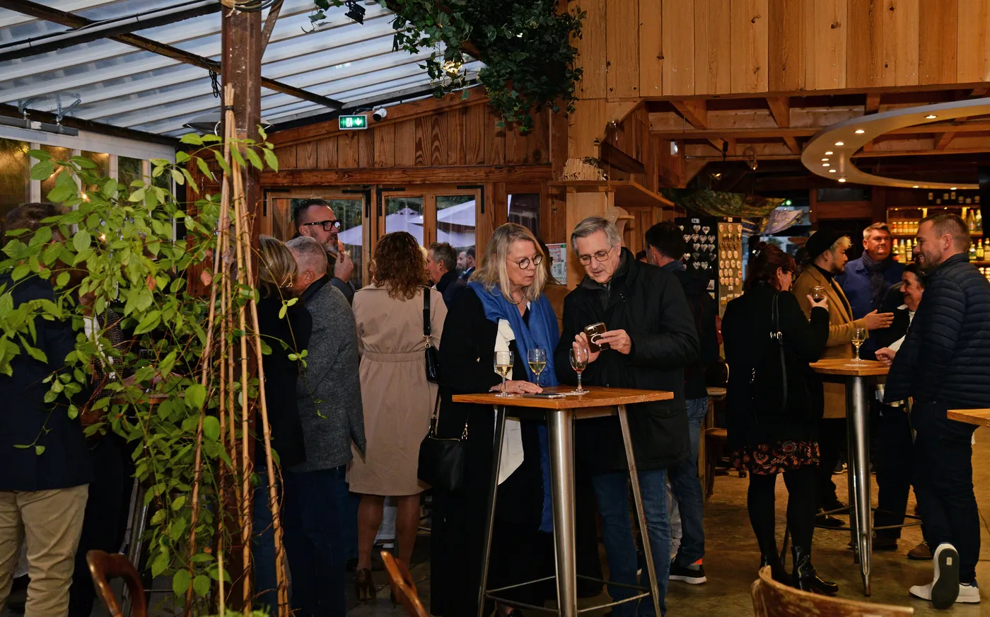 Échanges entre l’équipe et les invités pendant la soirée patrimoine à Giverny, organisée par le cabinet de Vernon